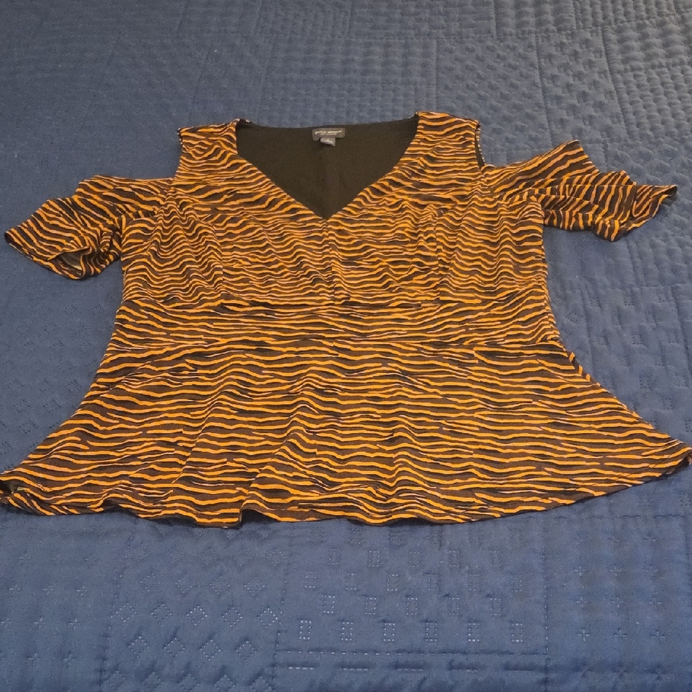 **DONATE 04/19**  NWOT BOLD ELEMENTS ANIMAL PRINT TOP